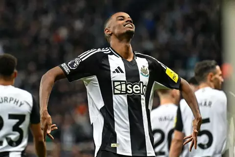 نيوكاسل يبدأ التحرك لتحديد بديل إيزاك بعد طلبه الرحيل